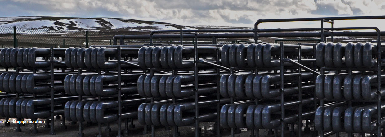 BIOPIPE es un innovador sistema de recuperación y tratamiento de aguas residuales, diseñado para ofrecer una solución eficiente, sostenible y ecológica en el manejo de aguas grises y negras. Este sistema de depuración combina tecnología avanzada con un proceso natural que transforma las aguas residuales en aguas reutilizables, contribuyendo significativamente a la conservación ambiental y a la reducción del consumo de agua potable en viviendas, comunidades, y pequeñas industrias.

Características destacadas de BIOPIPE:

Sistema compacto y modular que se adapta fácilmente a diferentes instalaciones y necesidades.
Tecnología 100 % biológica que utiliza procesos naturales de depuración a través de medios de filtración orgánicos y microbios beneficiosos.
Bajo consumo energético, impulsando la eficiencia y reducción de costes operativos.
Fácil instalación y mantenimiento, pensada para ofrecer confort y durabilidad sin complicaciones técnicas.
Certificaciones y cumplimiento con normativas internacionales de tratamiento de aguas.
Capacidad para tratar tanto aguas negras como aguas grises, con óptimos resultados en calidad de agua tratada.
Las ventajas y beneficios de utilizar BIOPIPE son múltiples y significativas:

Ahorro de agua potable: BIOPIPE permite reutilizar el agua tratada para riego, limpieza o sanitarios, reduciendo de forma importante la demanda de agua fresca y contribuyendo a una gestión sostenible del recurso hídrico.
Impacto ambiental reducido: Al disminuir la descarga de aguas residuales sin tratar en el medioambiente, BIOPIPE evita la contaminación de suelos y acuíferos, preservando la biodiversidad y la salud del ecosistema.
Costos operativos bajos: Su diseño eficiente y autolimpiante minimiza el gasto energético y los requerimientos de mantenimiento, lo que se traduce en menores gastos para el usuario a largo plazo.
Solución flexible y escalable: Ideal para una amplia variedad de aplicaciones, desde casas unifamiliares hasta complejos turísticos y pequeñas comunidades, facilitando la expansión conforme crecen las necesidades.
Cumplimiento legal y normativo: Utilizando BIOPIPE, los propietarios garantizan el respeto a las regulaciones sanitarias y ambientales vigentes, evitando sanciones y problemas legales.
Mejora de la calidad de vida: Al integrar un sistema efectivo de gestión de aguas residuales, se reduce el riesgo sanitario asociado a la contaminación y se asegura un entorno más limpio y saludable.
Valor añadido a la propiedad: La incorporación de tecnología ecológica como BIOPIPE incrementa el valor del inmueble, posicionándolo como un proyecto innovador y responsable con el medio ambiente.
Fácil integración arquitectónica: Su diseño compacto y discreto permite que se integre sin romper la estética arquitectónica de cualquier construcción.
Reducción de la huella de carbono: Al ser eficiente energéticamente, BIOPIPE contribuye a disminuir las emisiones de CO2 asociadas a los procesos convencionales de tratamiento de aguas residuales.
En resumen, BIOPIPE representa una solución integral que combina tecnología, ecología y economía para transformar la gestión del agua en un proceso sostenible y respetuoso con el planeta. Su uso supone grandes beneficios para particulares, comunidades y sectores que buscan reducir su impacto ambiental, cumplir con normativas y optimizar recursos.

Si estás interesado en una solución de tratamiento de aguas innovadora, fiable y ecológica, BIOPIPE es la opción ideal para tu proyecto. Escríbenos y descubre cómo podemos ayudarte a implementar este sistema que marcará la diferencia en la gestión del agua.